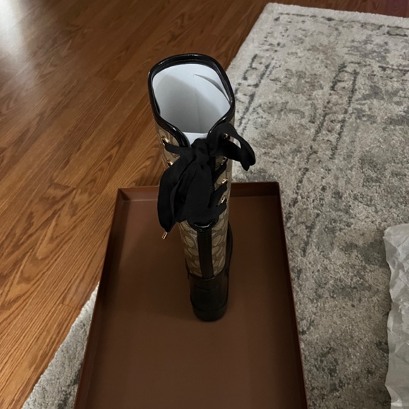 Coach rain boots in chestnut/ khaki color size 6M - Picture 4 of 8